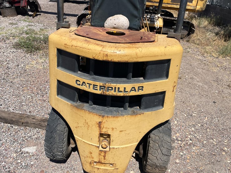 #2002-•-v30b-forklift-image-42