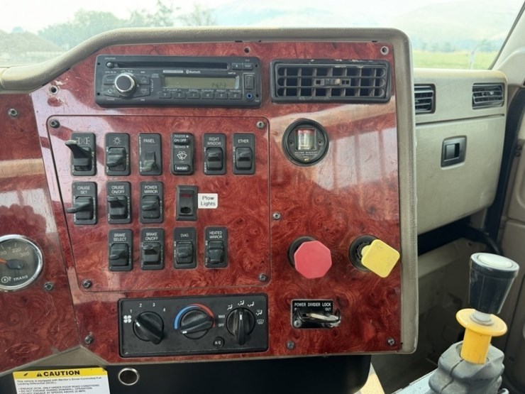 2004-international-5500i-t/a-truck-tractor-image-40
