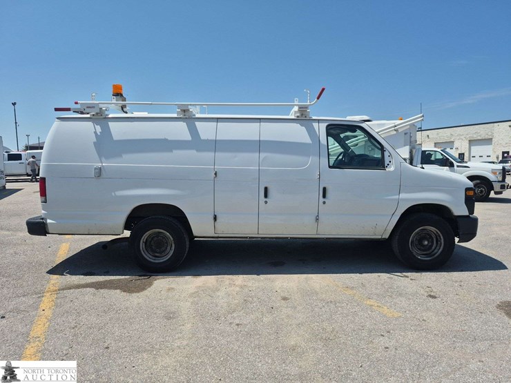 2014-ford-cargo-image-4