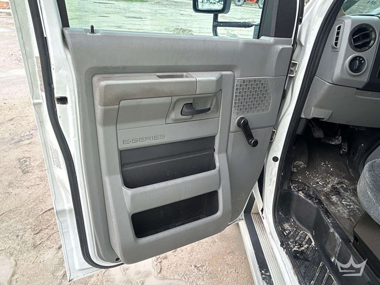 2011-ford-e450-image-18