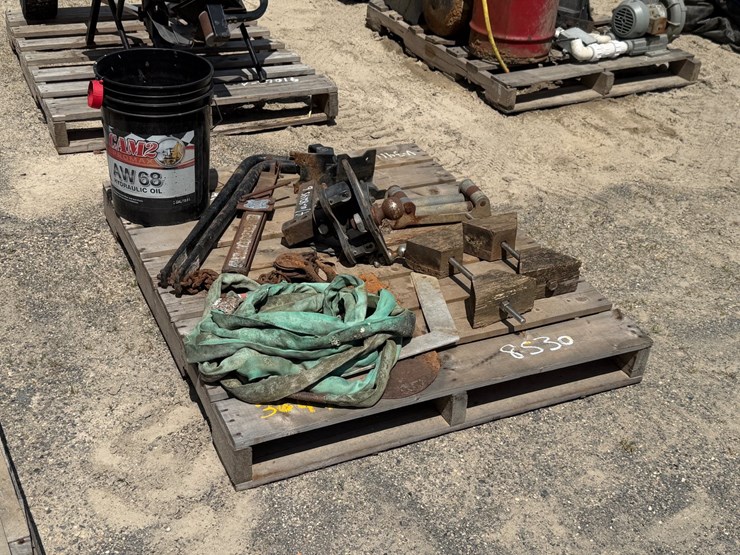 #1613-•-pallet-of-misc-items,-hitch-with-camper-sway-kit-image-2