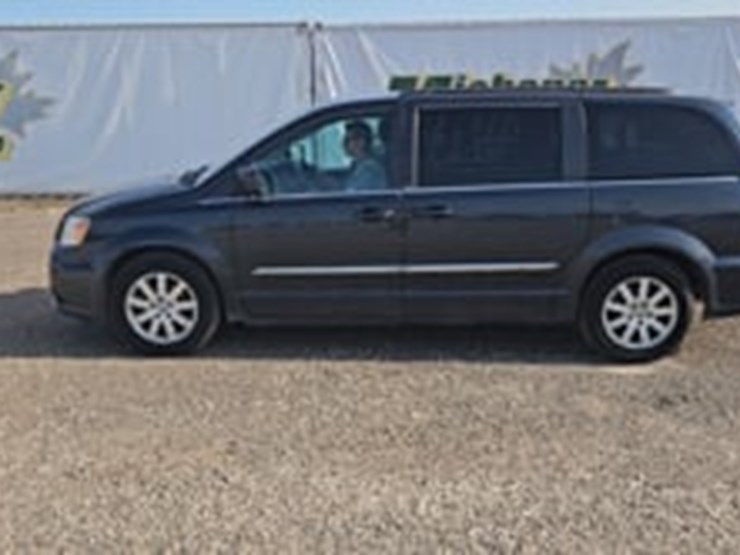 2014-chrysler-town-&-country-image-5
