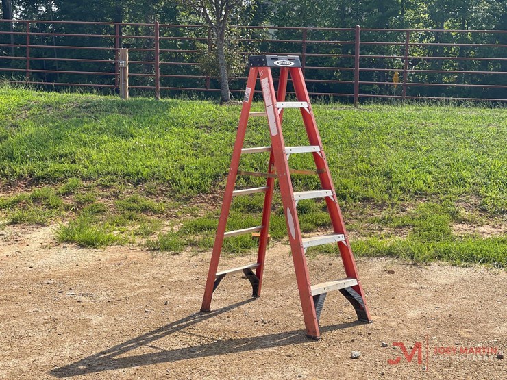 6'-fiberglass-folding-step-ladder-image-1