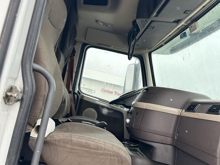 2015-volvo-vnm62t630-image-16
