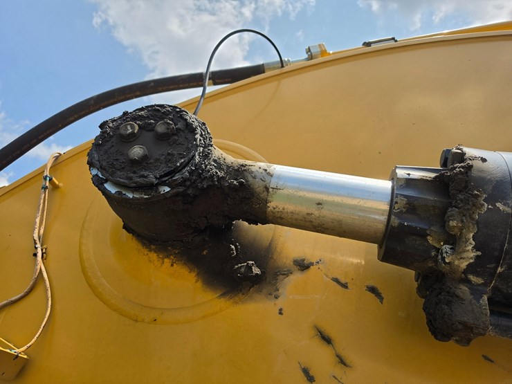 2023-caterpillar-374-image-93