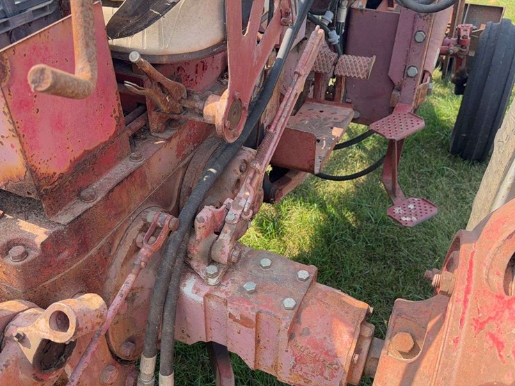 farmall-340-gas-with-loader-image-40