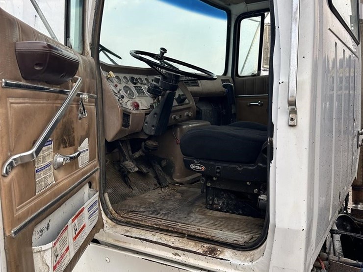 1988-ford-l9000-image-24