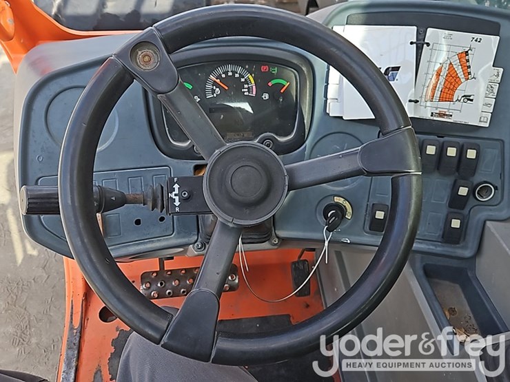 2018-jlg-742-image-30