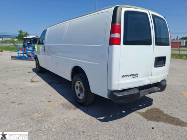 2017-gmc-savana-cargo-van-image-7