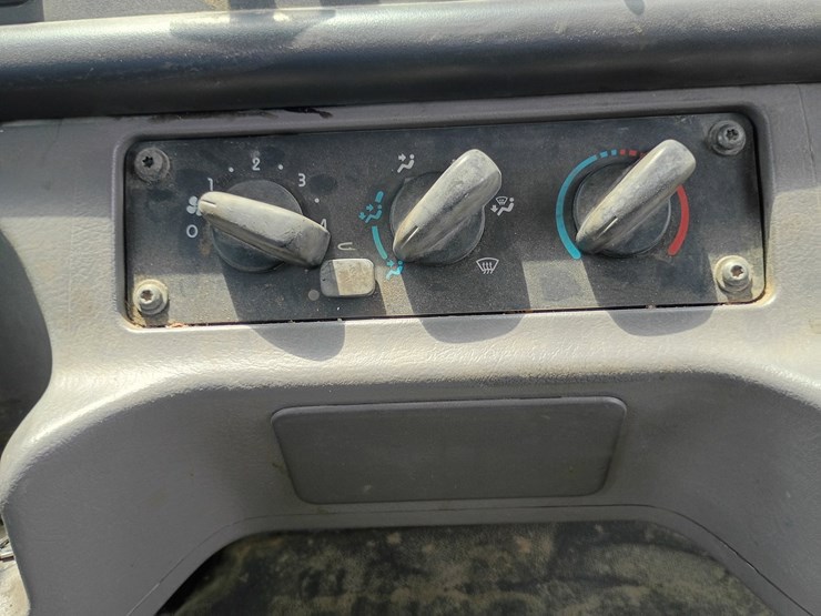 2013-freightliner-m2-106-image-63