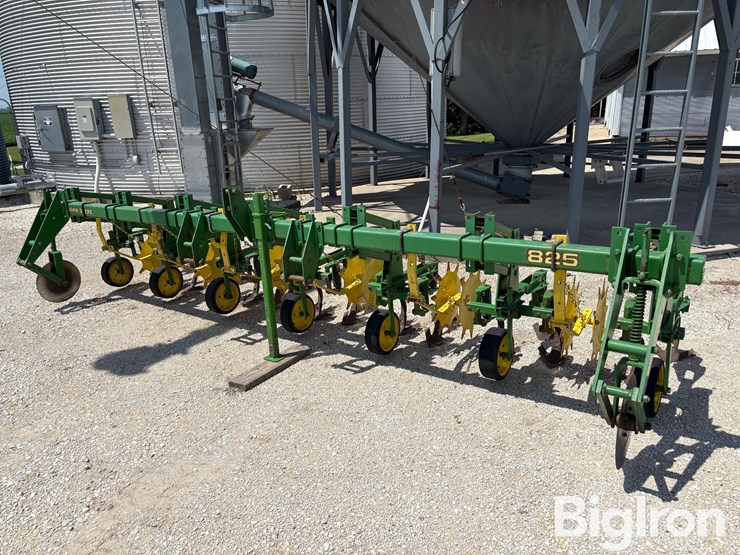 1982-john-deere-825-image-1