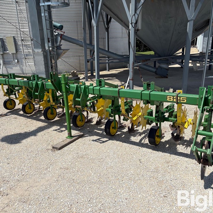 1982 JOHN DEERE 825