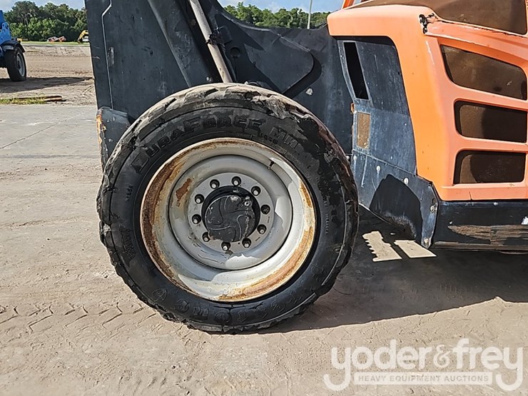 2018-jlg-742-image-8