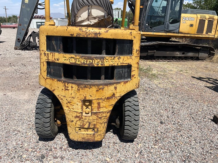 #2001-•-v30b-forklift-image-44