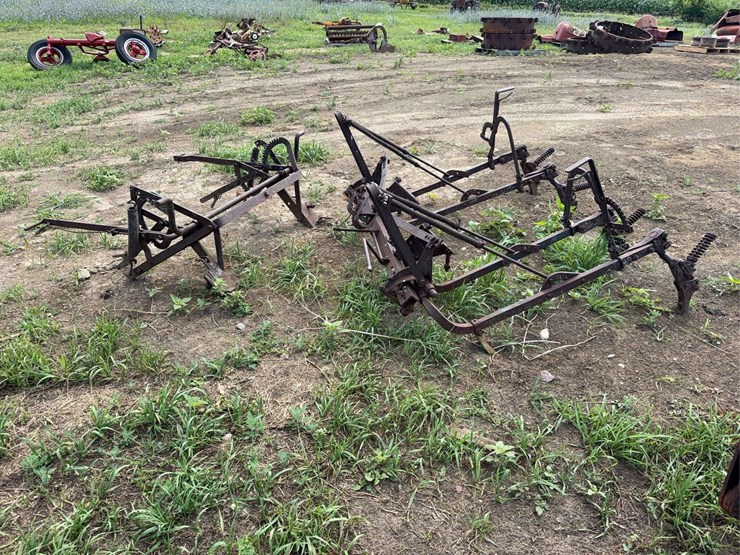 international-harvester-four-row-mounted-cultivator-image-3