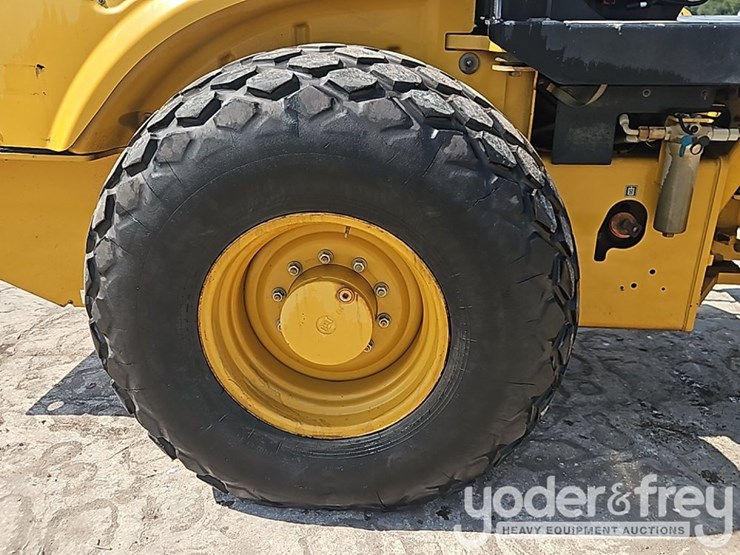 2018-caterpillar-cs54b-image-8