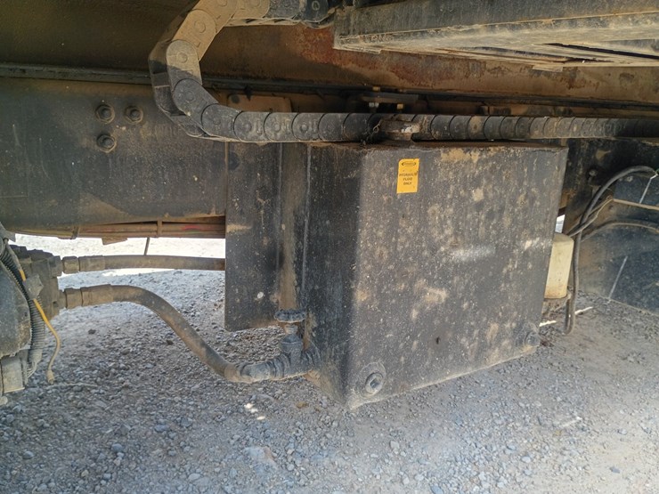 2013-freightliner-m2-106-image-81