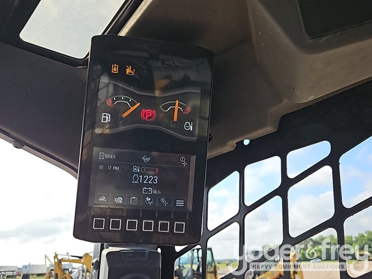 2025-caterpillar-255-image-30