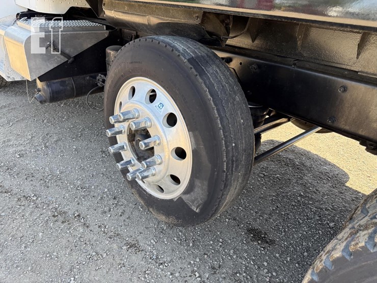 2005-peterbilt-335-image-14