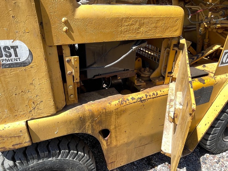 #2001-•-v30b-forklift-image-47