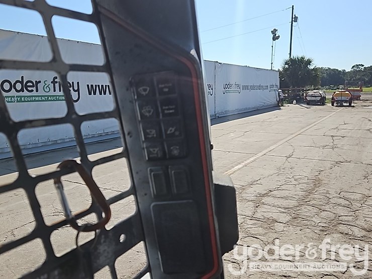 2021-bobcat-t64-image-30