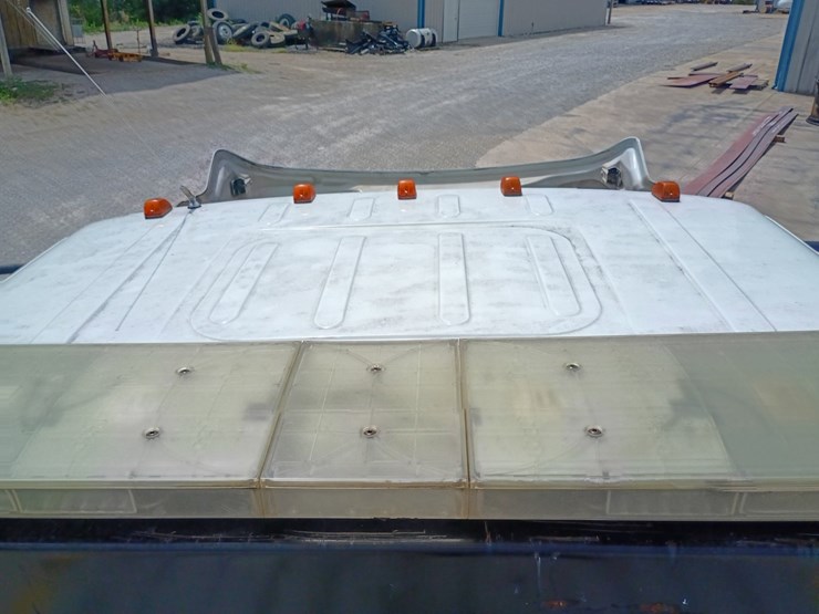 2013-freightliner-m2-106-image-103