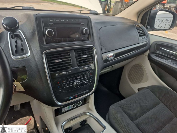 2017-dodge-grand-caravan-crew-image-13