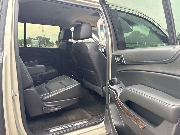 2016-chevrolet-suburban-image-18