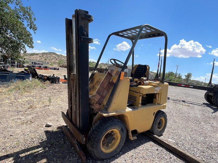 #2002-•-v30b-forklift-image-49