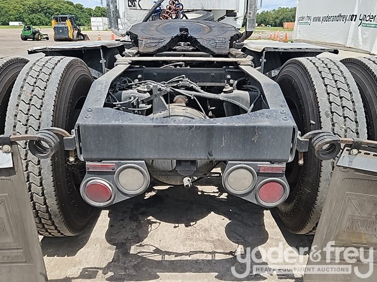 2018-peterbilt-567-image-16