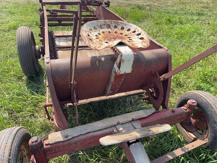 international-harvester-horse-drawn-manure-spreader-image-7