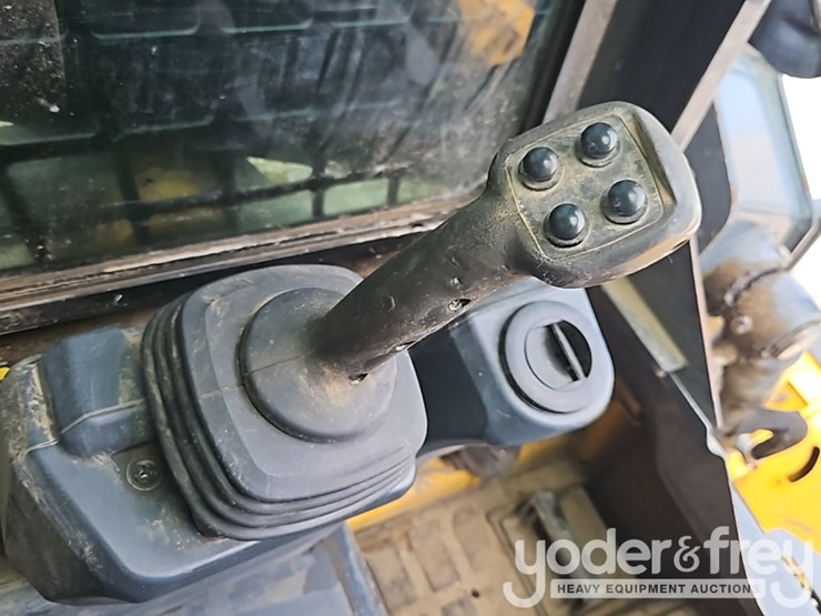 2022-deere-317g-image-27