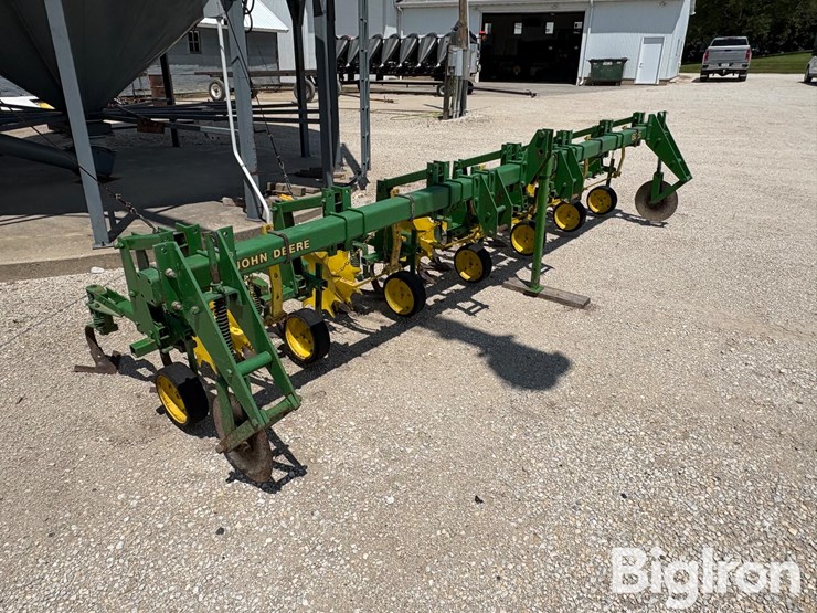1982-john-deere-825-image-3
