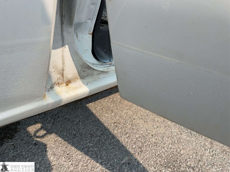 2011-ford-cargo-image-31