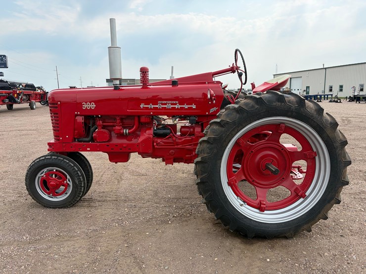 1955-farmall-300-tractor-image-8