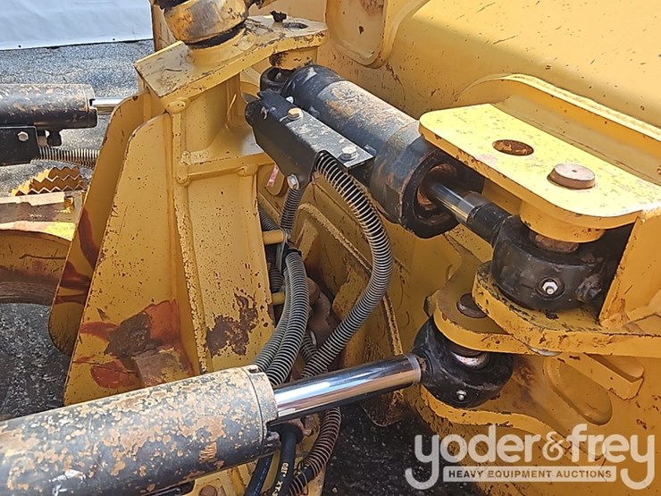2015-caterpillar-d5k2-lgp-image-18
