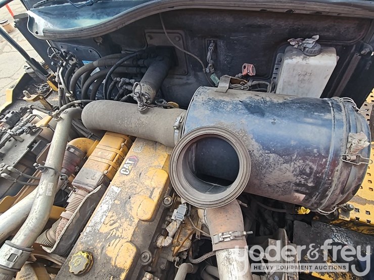 2021-caterpillar-730-image-32