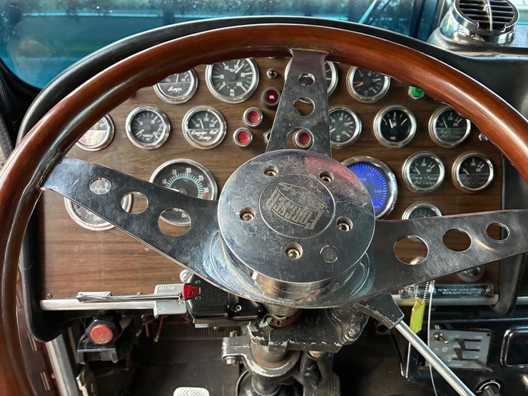 1982-peterbilt-359-image-10