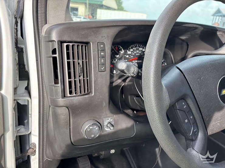 2017-chevrolet-express-2500-image-13