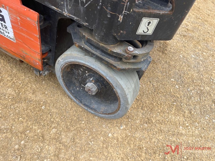 2017-jlg-1932r-image-11