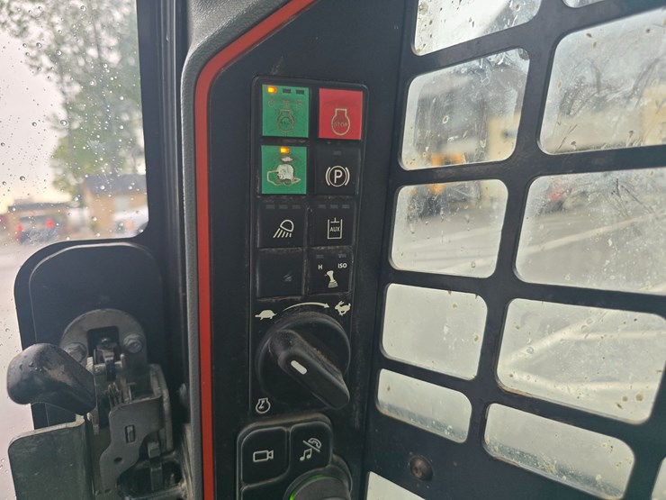 2021-bobcat-t64-image-53