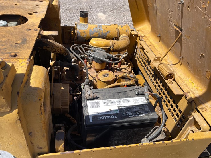 #2001-•-v30b-forklift-image-32