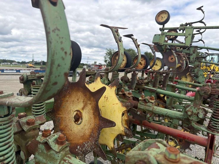 john-deere-16-image-19