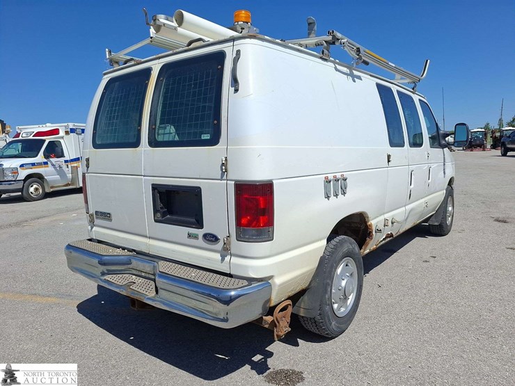 2010-ford-cargo-image-5
