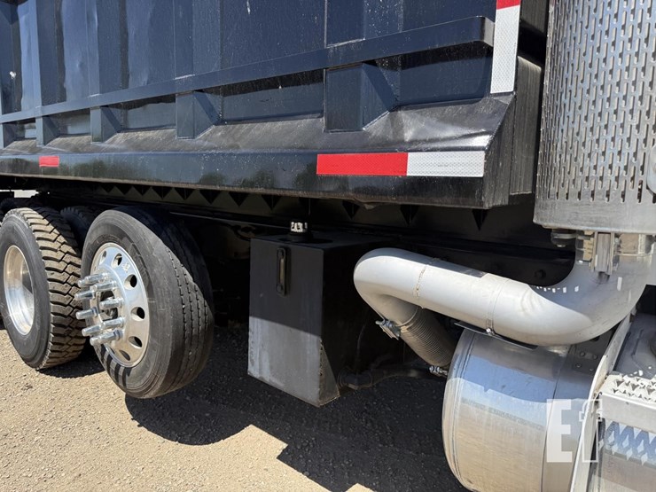2005-peterbilt-335-image-39
