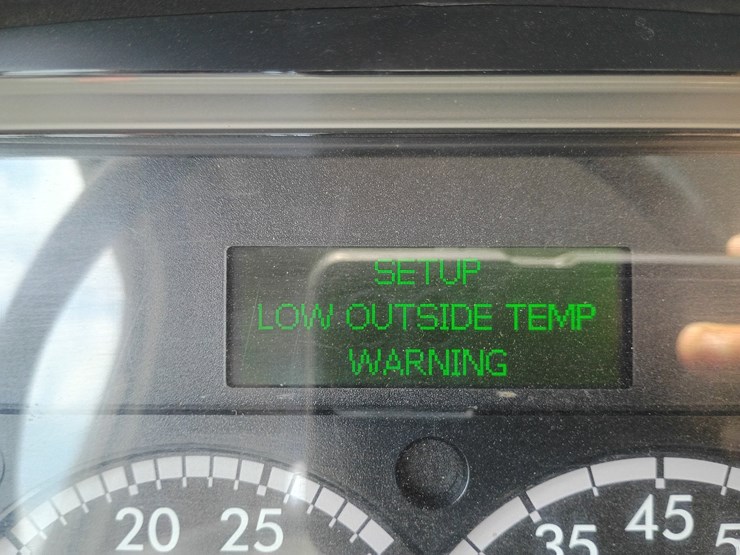 2013-freightliner-m2-106-image-71