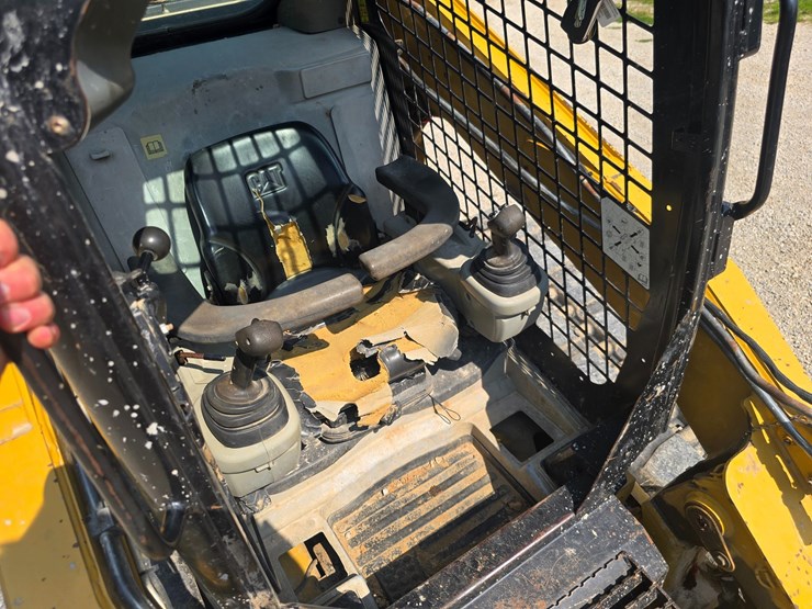 2013-caterpillar-289c2-image-38
