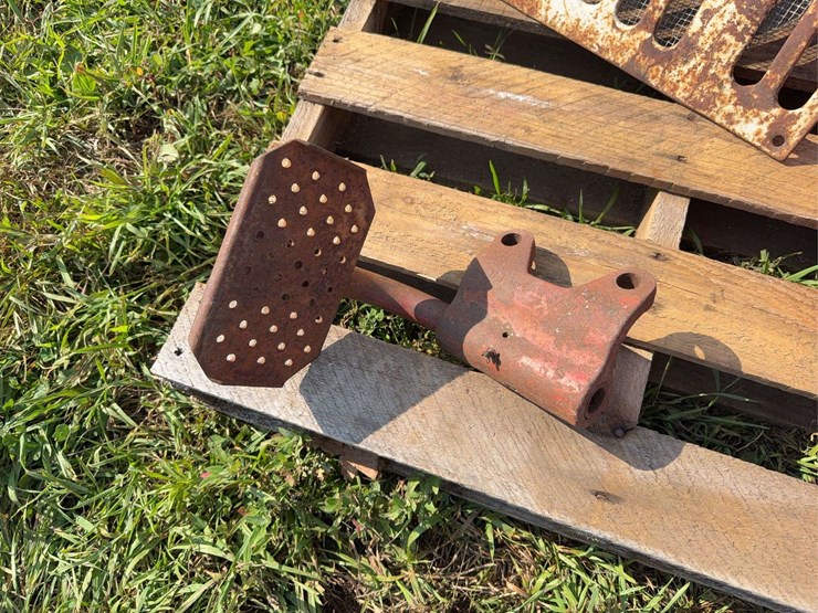 farmall-grilles-and-step-image-6