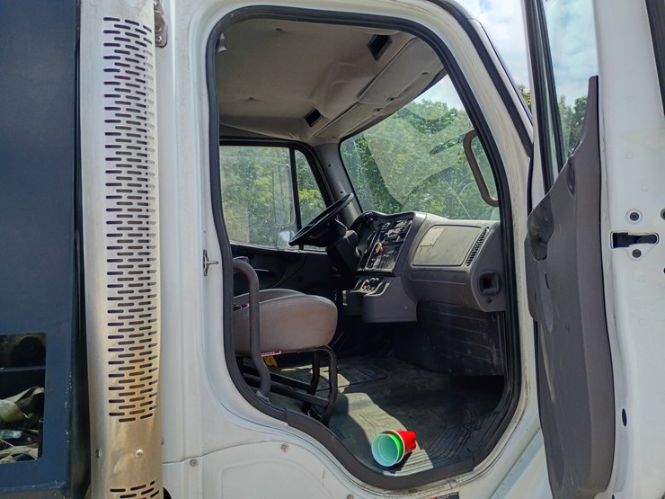 2013-freightliner-m2-106-image-53