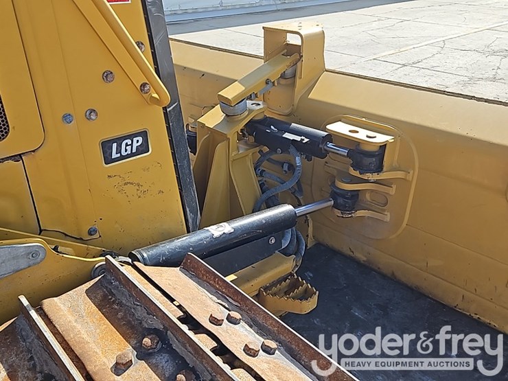 2022-caterpillar-d3-lgp-image-13